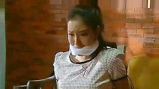 Μια Γιαπωνέζα σταρ βιώνει έντονη BDSM συνάντηση με έναν kinky σωματοφύλακα.