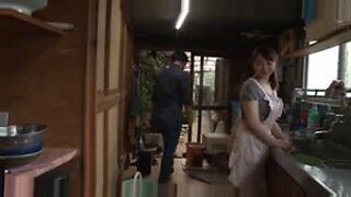 Japońska żona cieszy się namiętnym seksem z mężem i jego ojcem.
