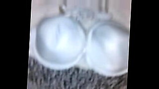 Tributo di sperma sulle tette rivestite di reggiseno dopo un sesso intenso