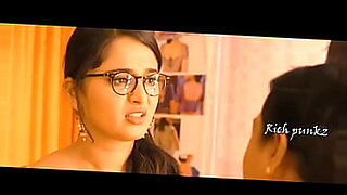 Anushka Shetty在热情的新视频中被猛烈地干。