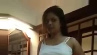 Καμπύλη έφηβη από τη Σρι Λάνκα αποκαλύπτει τα μεγάλα της βυζιά σε ένα σαγηνευτικό σόλο βίντεο