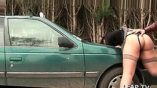 Un couple amateur français rencontre une voiture chaude devant la caméra.