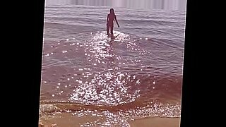 Jeu d'eau sauvage sur la plage d'Apollo Beach.