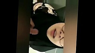 Wanita Asia Tenggara yang menggoda dengan pakaian yang menggoda menikmati kebersamaan satu sama lain.