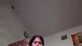 خادمة هندية ذات ثديين كبيرين تعرض حلماتها المنتصبة في فيديو سيلفي مذهل.