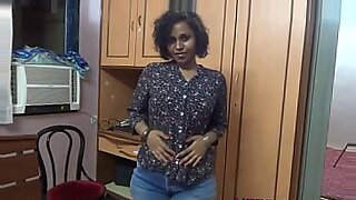 Uma garota mumbai estrela um vídeo lésbico quente com outras belezas.