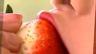 La bellissima giapponese Ryoko Mitake si impegna in una scena erotica sensuale a tema matrimoniale.