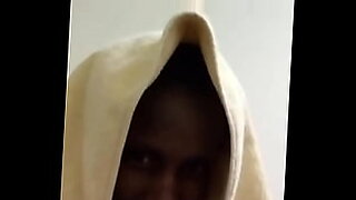 O garoto mais jovem do vídeo de Kiswahili Bongo fica excitado.