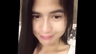 La jolie Pinay se masturbe devant sa webcam