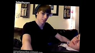 Νεαρός gay twink παίζει στην κάμερα web