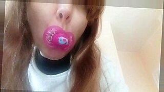 mom play with balls while gaughterride