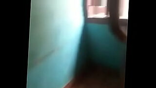 El video privado de baño desnudo de una chica querala se filtra al público.