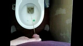 Una mujer tetona disfruta de una ducha de leche materna.