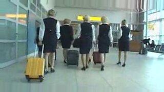 Vollbusige Stewardess gibt öffentlichen Blowjob im Bus