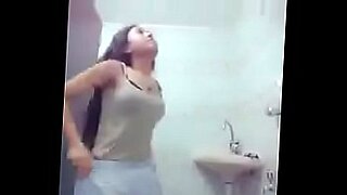 Linda garota CLG com olhares cativantes e movimentos sensuais desfruta de um encontro apaixonado.