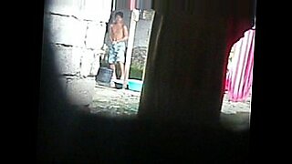 mga batang babae naliligo sa ilog