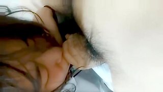 Urocza azjatycka studentka otrzymuje pełną buzię spermy po seksie.