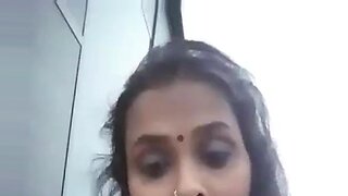 Una milf desi seducente si masturba con un narghilè, mostrando le sue grandi tette.