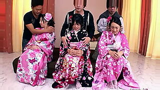 Três jovens adolescentes japoneses se envolvem em uma orgia selvagem com brincadeiras com a buceta peluda.