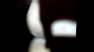 Una sexy ragazza peruviana si scatena e si sporca in un video bollente.