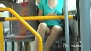 Odważna nastolatka prezentuje swoje umiejętności w publicznym autobusie.