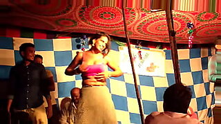 La apasionada actuación de Rekha india se muestra sensualmente.
