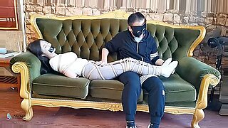 Een Aziatisch meisje wordt vastgebonden en geplaagd in een intense BDSM-ontmoeting.