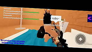 Watak-watak berbulu terlibat dalam perbuatan yang jelas di platform Roblox.