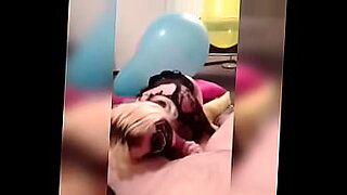 Napalona nastolatka i jej przyjaciółki bawią się zabawnymi balonami.