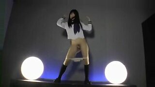 Azjatycka studentka prezentuje swoje ruchy w uwodzicielskim striptizie.