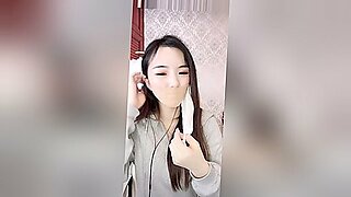 Beleza asiática explora auto-bondage na webcam