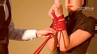 Bellezas asiáticas atadas a la esclavitud de shibari exploran la doble penetración.