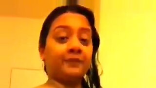 एक एनआरआई नर्स सेल्फ-शॉट वेबकैम वीडियो में अपने कर्व्स दिखाती है।