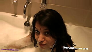 Η Ινδική θεία γίνεται άτακτη στο μπάνιο
