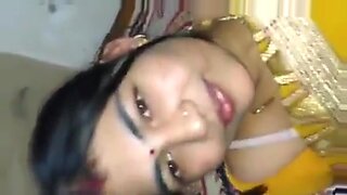 Desi bhabhi ใน saree ยั่วยวนหน้าอกใหญ่ของเธอ