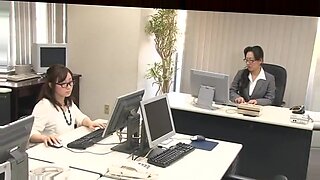 Empresarial japonesa se hace pajas y tiene orgasmos en casa