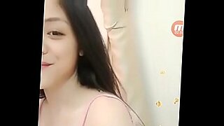 Seorang gadis Vietnam di Bigo Live menanggalkan pakaiannya untuk mendedahkan asetnya.