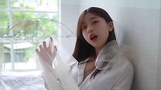 Una modella coreana si spoglia per un servizio fotografico erotico.