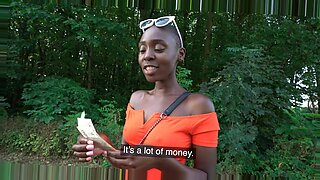 Una amateur de ébano se pone kinky con un semental blanco por dinero.