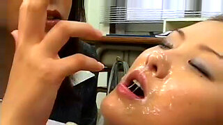 一群性感的日本女人在群交场景中接受面部射精淋浴。