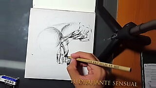 Des artistes amateurs explorent leur côté sensuel avec un sketchbook.