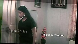 Kerala si concede un sesso bollente davanti alla telecamera.