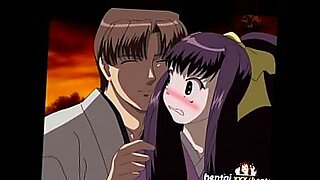 Un homme noir et une fille japonaise s'engagent dans un sexe passionné.
