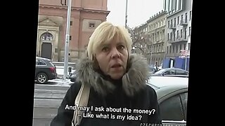 Gadis baru di jalan mendapat wang untuk seks.