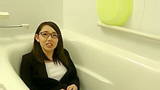 Uma amadora asiática nerd desfruta de um vídeo quente em HD.