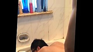 Una pareja gay china sensual explora su placer mutuo en un video caliente.