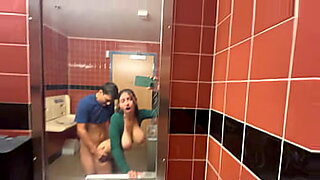 Gadis berpayudara besar mendapat creampie di tempat awam di bilik mandi