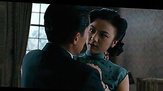중국 영화에서 유혹적인 미녀는 열정적인 탄식으로 자신을 즐깁니다.
