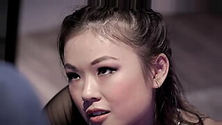 年轻的Lulu Chu在热门视频中探索她的性欲。
