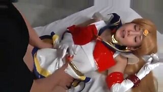 Eine schlampige Freundin hat Sex mit dem Sailor Moon Kostüm und hat wilden Gruppensex.